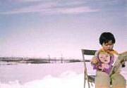 2歳くらい私。雪原で読書している